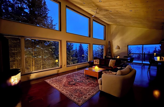 Immerse yourself in nature, perched in the forest!