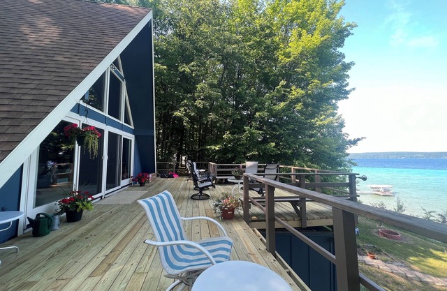 Imogene's- Torch Lake cottage, waterfront w/ dock