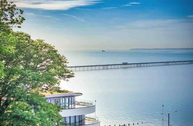 Impeccable 5-Bed Apartment in Southend-on-Sea