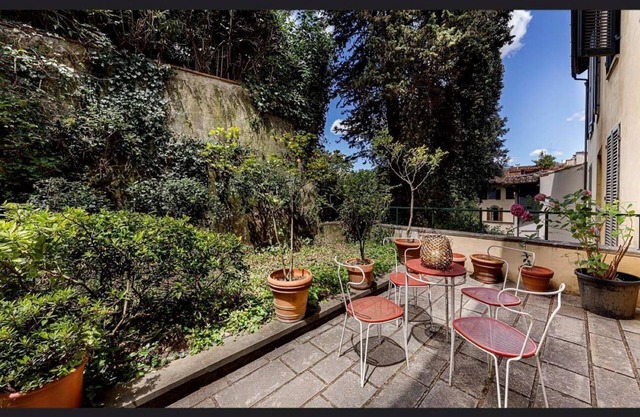 : IMPRESSIVE 2BD-2BA DESIGNER APT w/ GARDEN, 2ND FLOOR, TOP FLORENCE LOCATION!