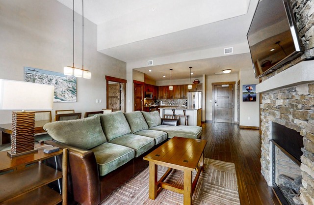 Impressive luxury condo w/views, gondola access & shared pool, hot tubs & more
