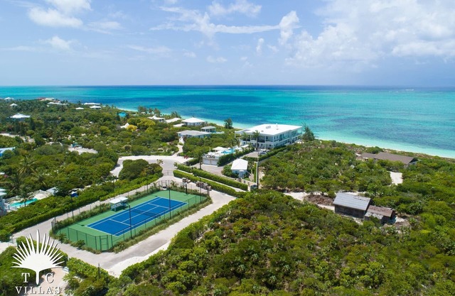 Brandneue 6br Strandvilla mit eigenem Tennisplatz und Bootsanleger