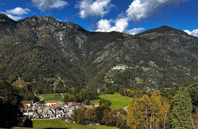In einem Waldreservat in den Schweizer Bergen und in der Nähe des Locarnosees