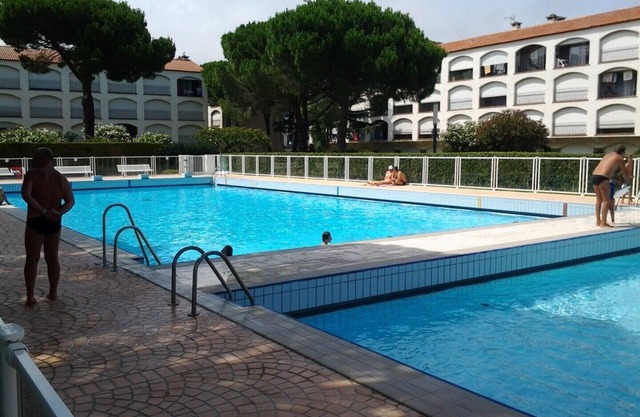 In einem Park am Wasser.