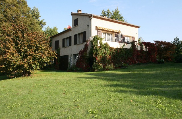 In allen Jahreszeiten Haus in üppigem Grün + privatem Pool und Wald