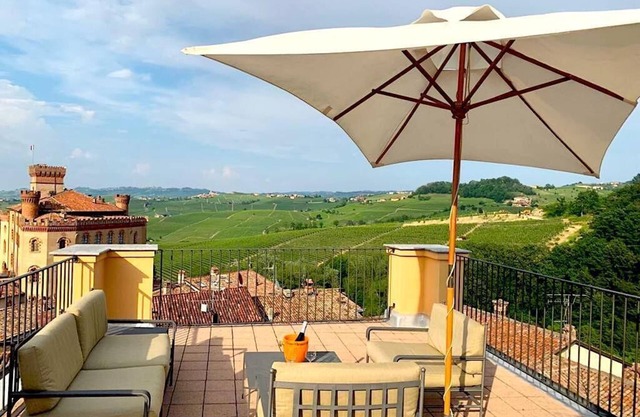 Zentrum von BAROLO - Privatwohnung mit riesiger Terrasse mit 360-Grad-Blick auf die Weinberge!