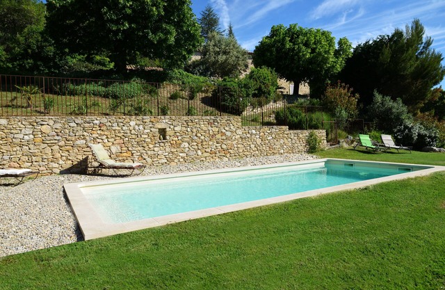 In der provenzalischen Drôme, altes im örtlichen Stil restauriertes Haus m. Pool