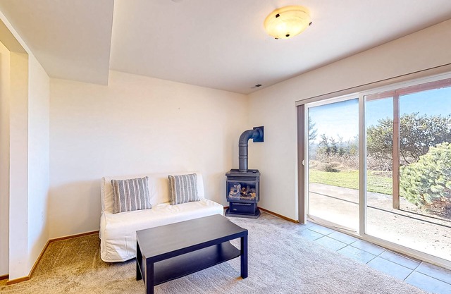 In-Law suite with mountain views, patio, jetted tub, & full kitchen