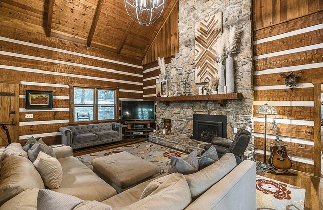 In mountains Close to fun Luxury Log Cabin 21 Acres 18 min to Downtown!!!