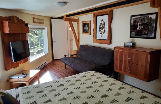 In Telegraph Cove, rare gem, private, TV, High-speed WiFi, no cleaning fees