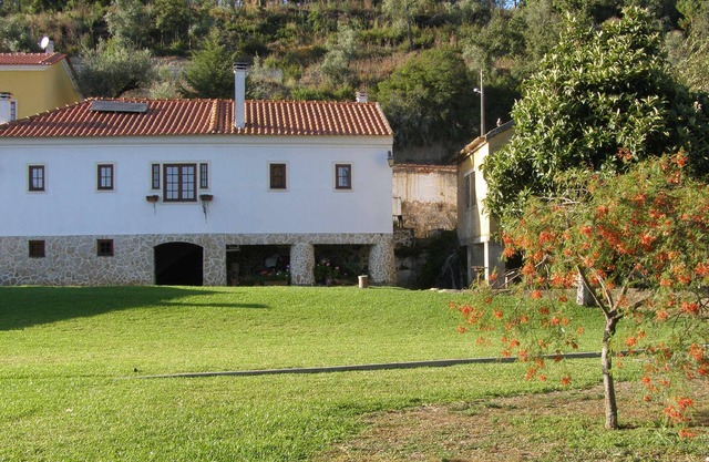 Haus ökologischen Bereich neben dem Fluss und nahe dem Meer und den Bergen und guten Zugang