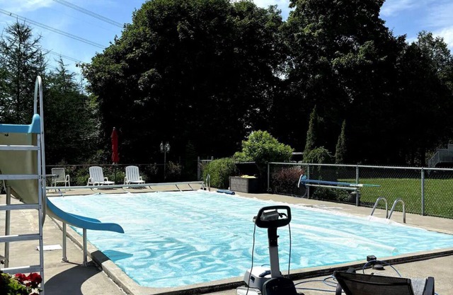 In the countryside, 10 minutes from town. All amenities, spa, heated pool