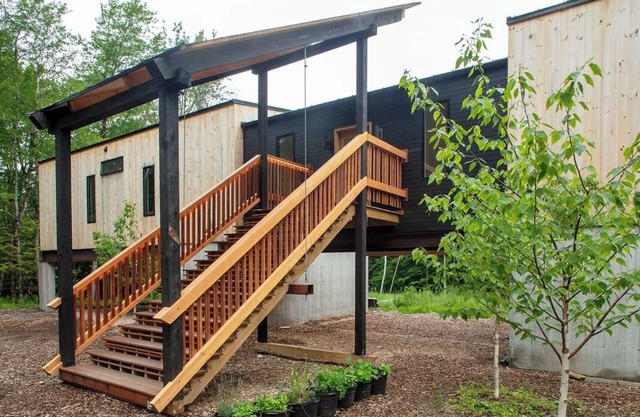 In the forest, 1-bedroom home, floor to ceiling windows in peaceful Becket