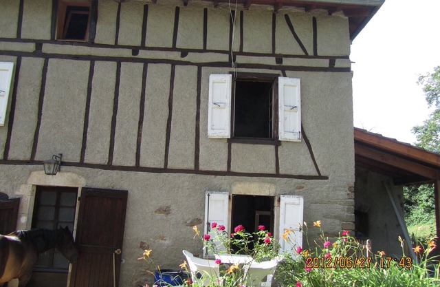 Im grünen ein Fachwerkhaus mit beruhigenden Lichtern.