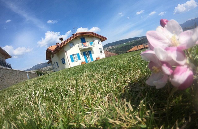 Urlaub in Tirol: Haus mit Panoramabalkonen. Blick auf die Dolomiten.Parkplatz.