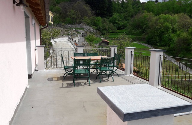 AUF DER HÜGEL ÜBER SESTRI LEVANTE MIT GROSSER TERRASSE UND PANORAMABLICK