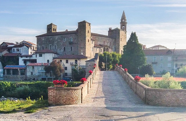 In the heart of the village of Monastero Bormida welcomes you this beautiful apartment.