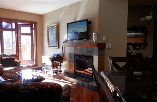 Im HERZEN VON DOWNTOWN CANMORE. Schönes 2BR / 2BA. Einheit 311