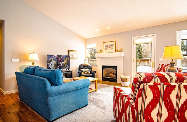 In the Heart of Hailey; PRIVATE PET-FRIENDLY 3 bedroom home with garage