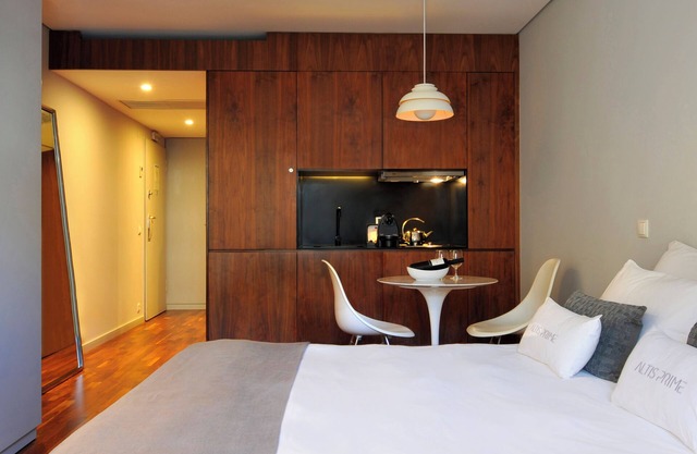 In the Heart of Lisbon, Full Kitchen, Rooftop Sundeck, Onsite Jacuzzi!