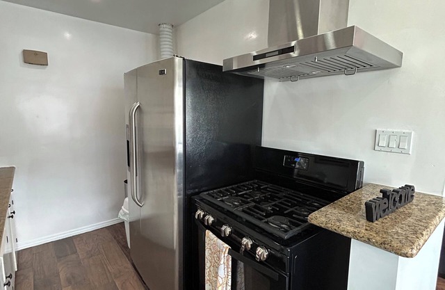 In the heart of Long Beach- Ocean Blvd! Close to Queen Mary & Shoreline Village!
