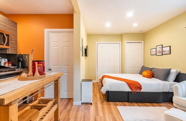 In the Heart of Seattle - private courtyard & free parking