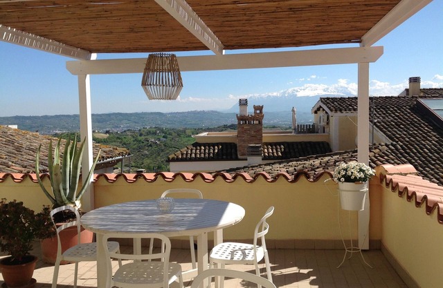 Im Herzen des alten Stadthauses mit Terrasse und herrlichem Blick auf die Maiella