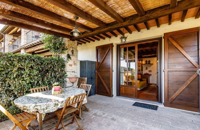 In the hills with views of Siena, Chianti and Crete