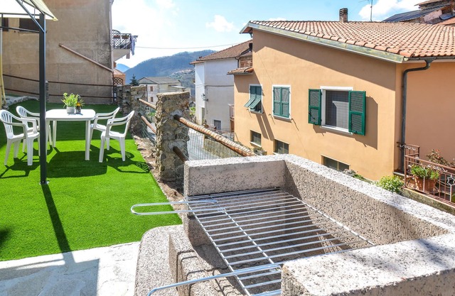 In the mountain village of Aquila D'Arroscia welcomes you this practical vacation home.