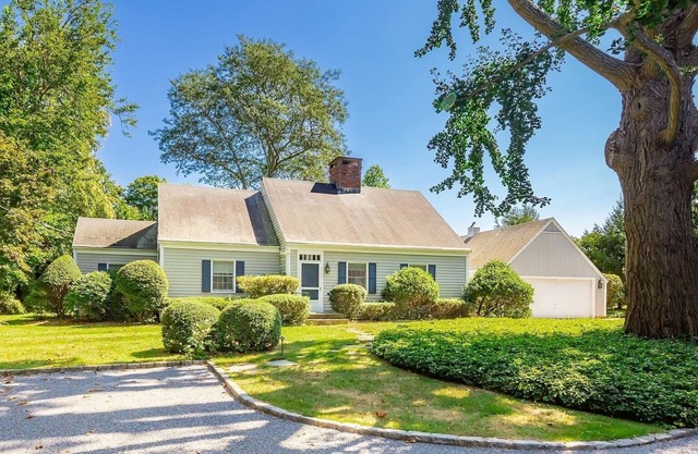 In town Charming Cape, Walkable to Main St Bridgehampton and Beach!