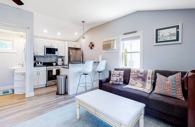 In-town cottage near the beach with marsh view, AC, saltwater pool, & hot tub