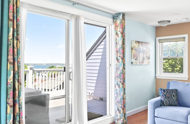 In der Stadt, Blick aufs Wasser und Parkplatz