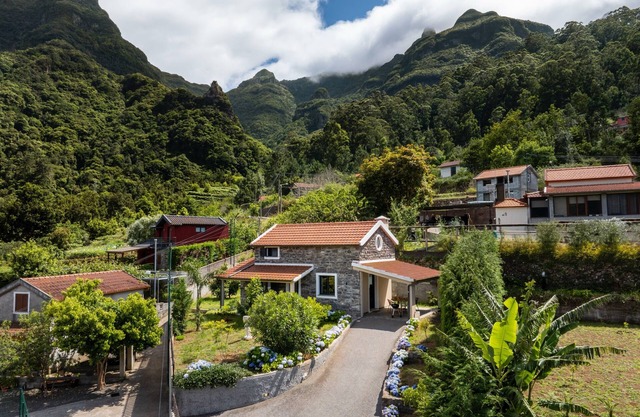 In tranquil countryside, Casa Hortensia