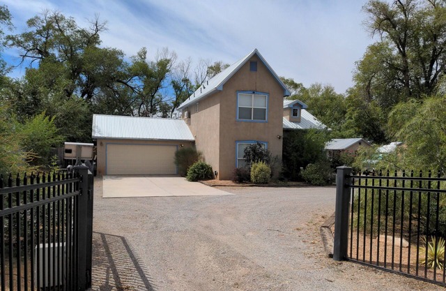 Incredible furnished 3 BD house 30 day min stay