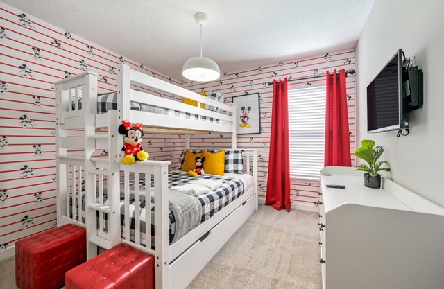 Incredible 4BD home with Pool and BBQ near Disney Fun