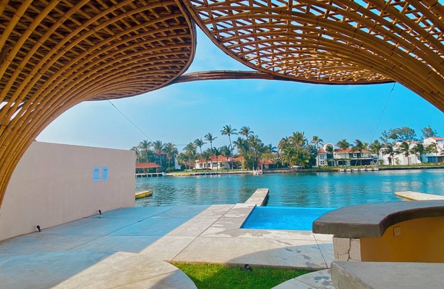 Incredible apartment for 8 with pool, pier and beach!