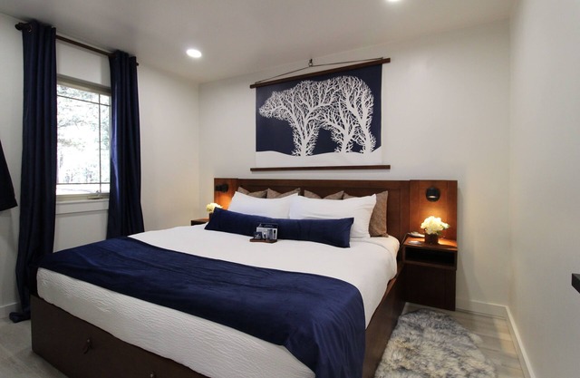 Incredible cabin, remodeled, minutes to Resort, fire pit, A/C