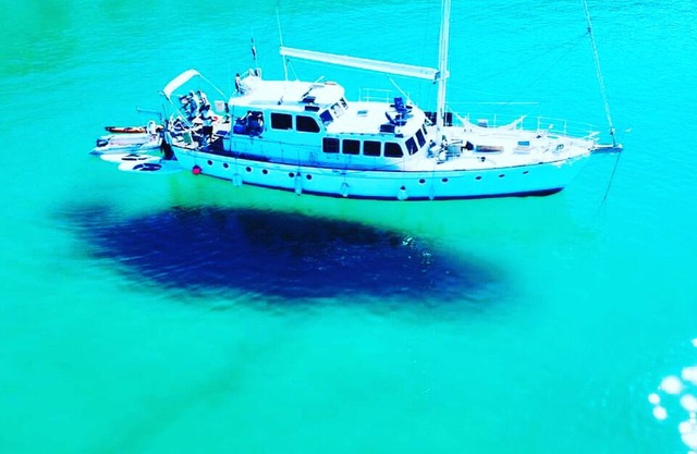 Übernachten Sie auf dem Wasser, unternehmen Sie einen Tagesausflug oder eine Nachtinselcharter.