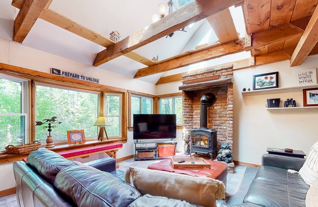 Incredible home with firepit, board games, gas grill, deck, & full kitchen