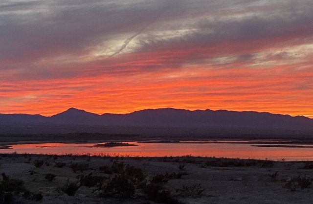 Incredible lake & sunset views in Topock. Colorado River fun & Havasu nearby.