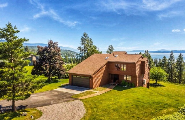 🌟INCREDIBLE LAKE VIEWS & LOCATION🌟4BED 3BATH HOME FAMILY & PET FRIENDLY🌟
