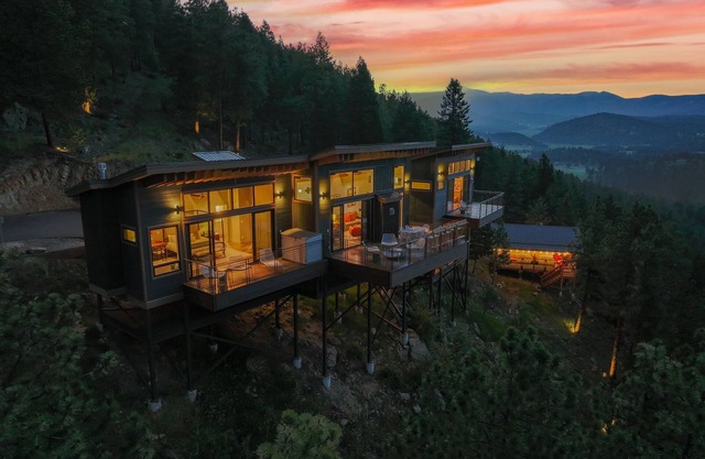 Incredible Luxury Zen Treehouse+Glamping Tent - Views for Miles & Hot Tub/Sauna