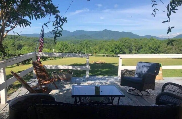 Incredible Mountain Views/Farmhouse/Saltwater Pool