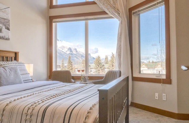 Incredible Mountain View Townhouse Sleep 6 PPL in DT Canmore w/ AC & UG Parking