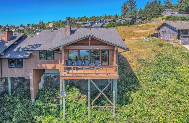 Incredible Ocean/Esturary Views, Large Covered Deck, Community Pool and Hot Tub