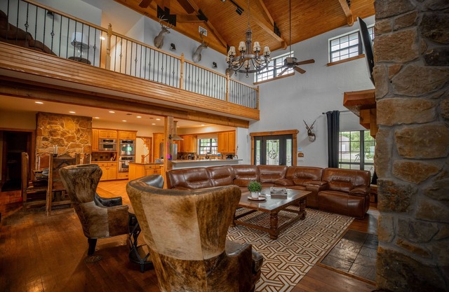 Incredible Ranch Retreat To Yourself - 7-bedroom Estate On The River