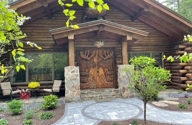 Incredible Ski Lodge - 7500 Square ft - Log Cabin - Moose Lodge