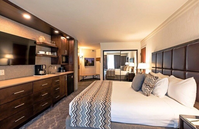 Incredible Skiing March 23-30! Snowbird Cliff Club luxury condo - sleeps 10