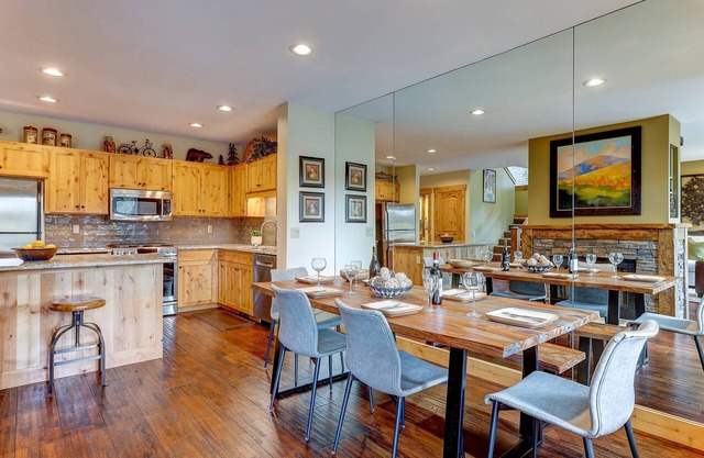Incredible Sunriver Retreat, Pet Friendly, Next to Pool and Golf Course, Hot Tub, BBQ