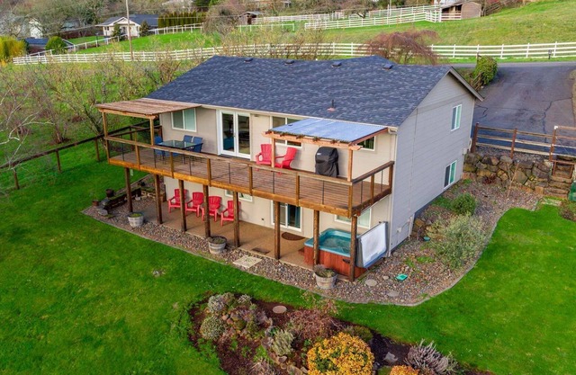 Incredible Wine Country Location, riesige Terrasse, privater Rahmen, Whirlpool, 2. 5 Meilen von George Fox Univ.